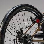 泥跳ね等を防ぎつつ、車体デザインとの一体感も考慮したフルカバータイプのフェンダー