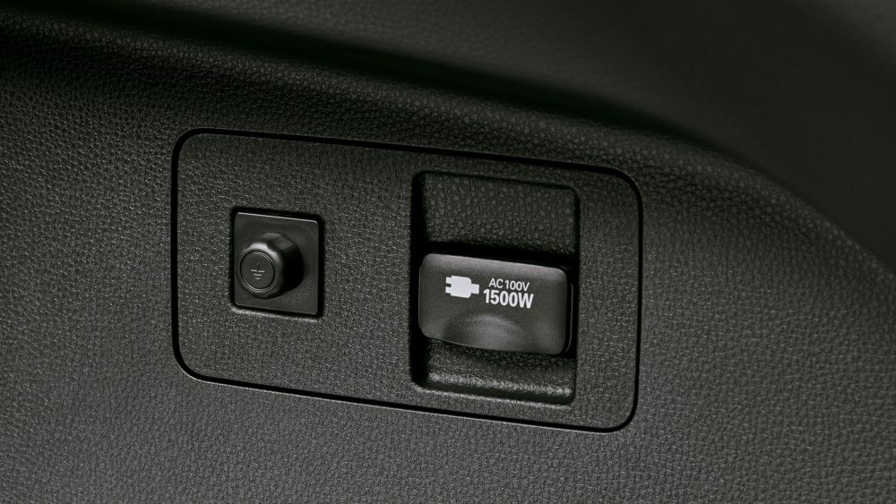 全車HEV化に伴ないAC100V・1500W/非常時給電システム&外部給電アタッチメント付きのアクセサリーコンセントを全車標準装備
