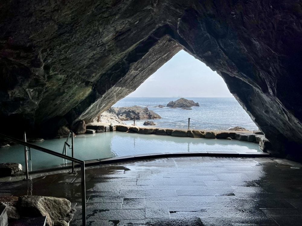 ホテル浦島、洞窟風呂「忘帰洞」