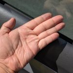 断熱フィルムのありなしは手をかざしただけでも実感できるほど。フィルム越しだとジリジリしない