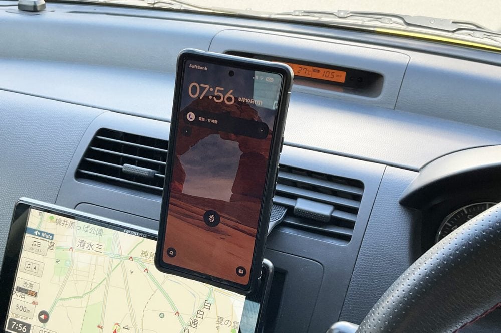 スマホは精密機器なので、温度は低いほうがいい。エアコンの吹き出し口に付けるスマホホルダーを選んで、冷風で冷やすのも手だ