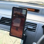 スマホは精密機器なので、温度は低いほうがいい。エアコンの吹き出し口に付けるスマホホルダーを選んで、冷風で冷やすのも手だ