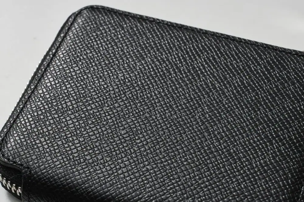 第2位：【ペッレ モルビダ】牛革の10倍丈夫なエイ革！最強コンパクト財布