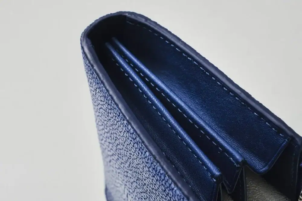 第2位：【ペッレ モルビダ】牛革の10倍丈夫なエイ革！最強コンパクト財布