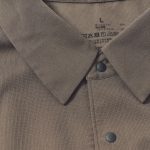 ステッチを目立たせない仕立てや、前立てのボタンが見えにくい比翼風のすっきりとしたデザインが特徴