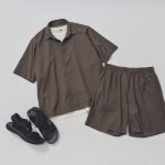 インナーには「風を通す」シリーズのTシャツを合わせれば、見た目以上に涼しく快適。