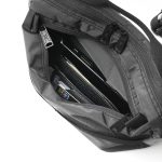 フロント側にはファスナーポケットを装備