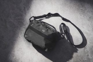 【手ぶら派の理想形バッグ】軽量＆防水でボトルも収納！シーの万能ミニショルダーがまさに小さな巨人だった／No.1モノ雑誌編集長のお墨付き『コレ買いです』Vol.180