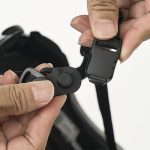 あごひもバックルに着脱が容易なマグネット内蔵タイプを使用
