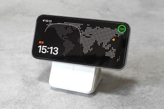 【無印良品】“わかってる”ギミック満載の「スマホスタンドになるモバイルバッテリー」が超優秀！縦横自立＆同時充電の実力をマニアが本音レビュー