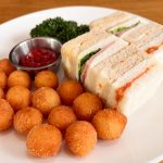 サンドウィッチのサイドメニューとして盛り付けてみましたが、ビジュ的に普通のフライドポテトではないので、完全にメインより幅を利かす存在感