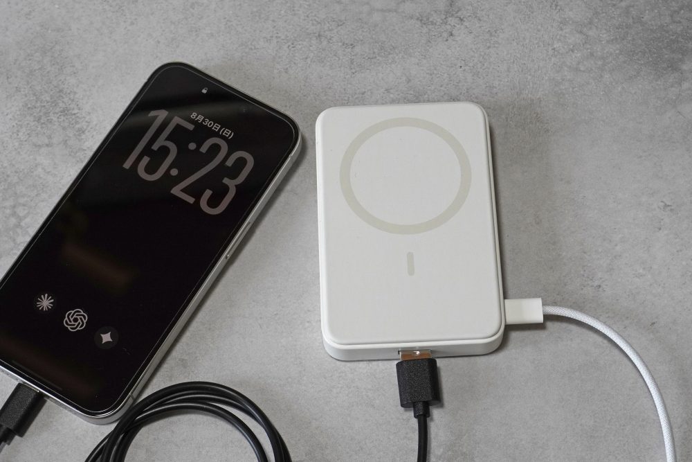 スマホなどに給電しながら本体に充電できます