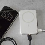 スマホなどに給電しながら本体に充電できます