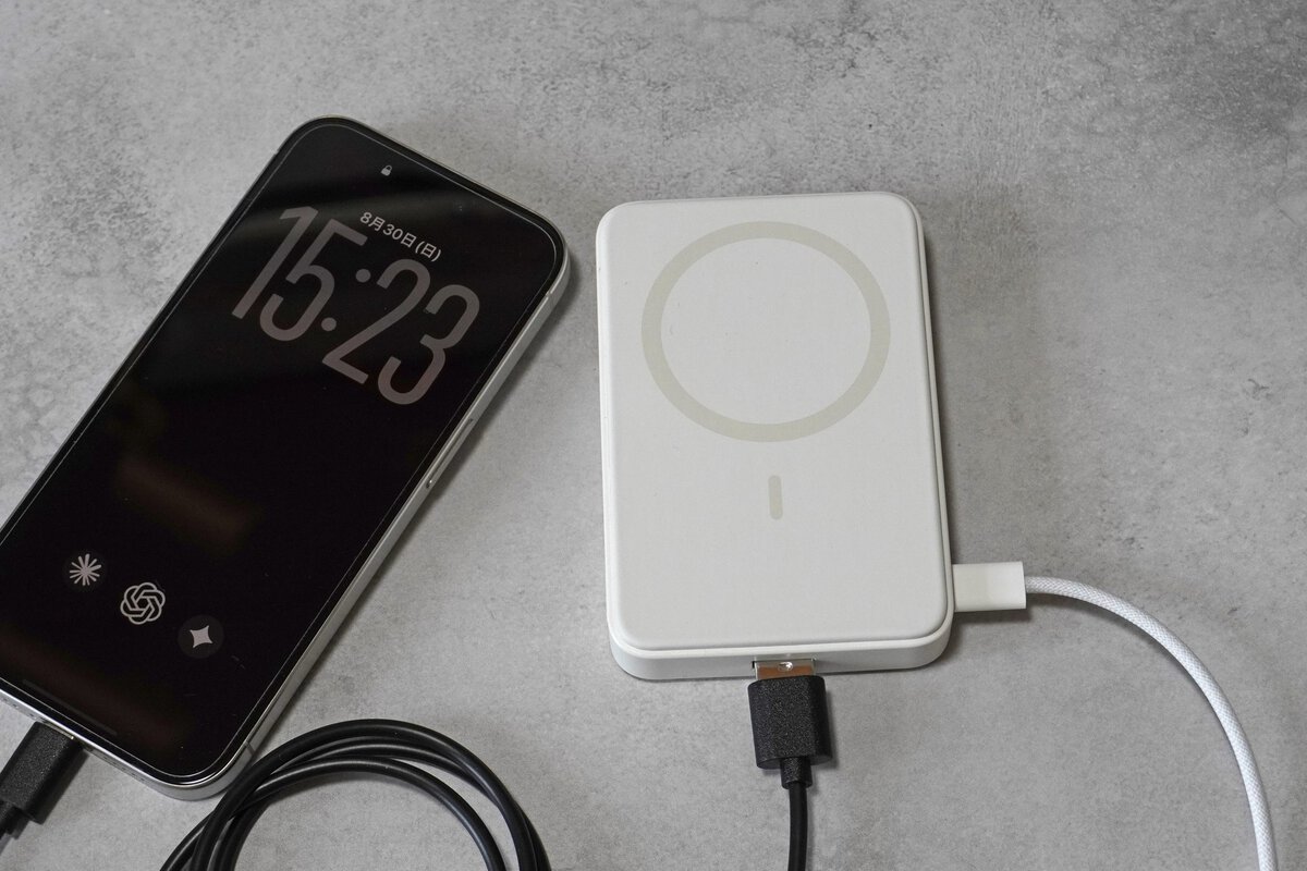 スマホなどに給電しながら本体に充電できます