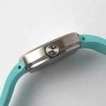 オリジナルManateeを想起させるリューズへの2つのドット刻印。そのディティールには25年のManateeへの静かなつながりが表現されている