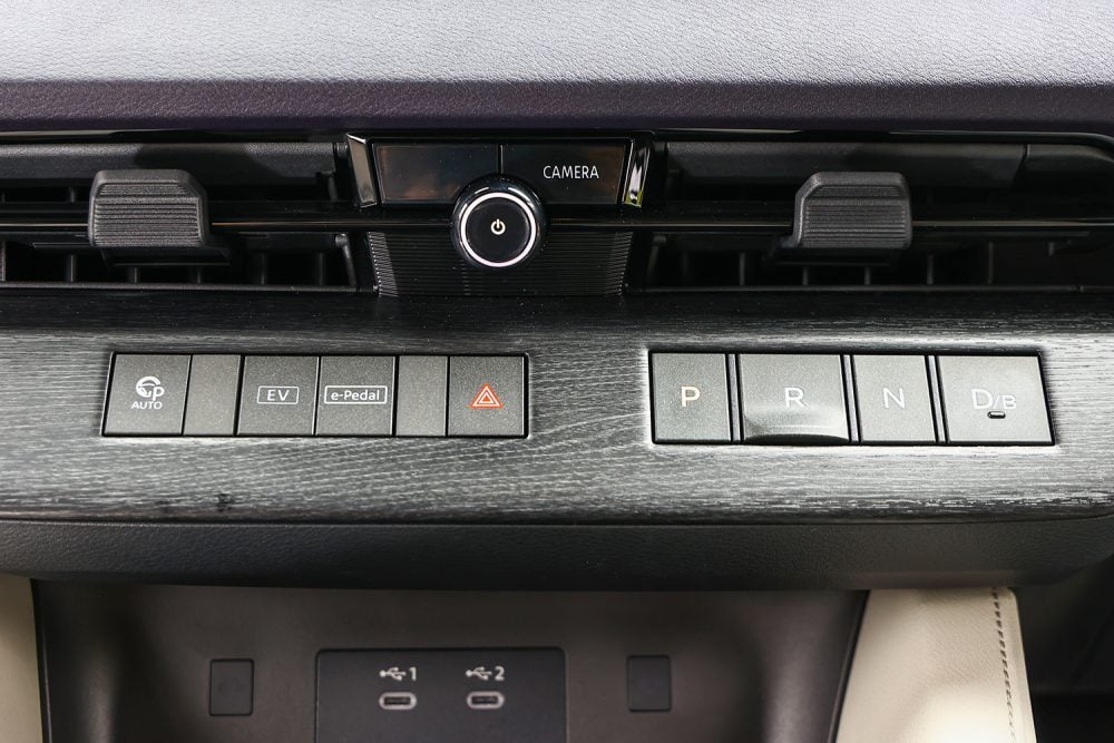 シフトはスイッチタイプで、インパネ中央にセンスよく並んでいる