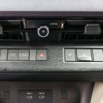 シフトはスイッチタイプで、インパネ中央にセンスよく並んでいる