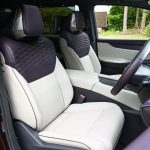 座り心地はもちろんのこと、運転する楽しさも追求したフロントシート