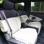 新型エルグランドのポイントのひとつ、ゼログラビティシートと銘打った2列目