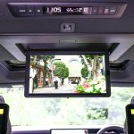 ディーラーオプションで15.6インチの大型ルーフモニター、シートバックパーソナルモニターを用意