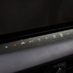 エアコンなどはモニター下の独立したスイッチで操作する