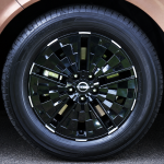 ホイールサイズは235/60R18。最近流行りの空力も重視したエアロタイプ