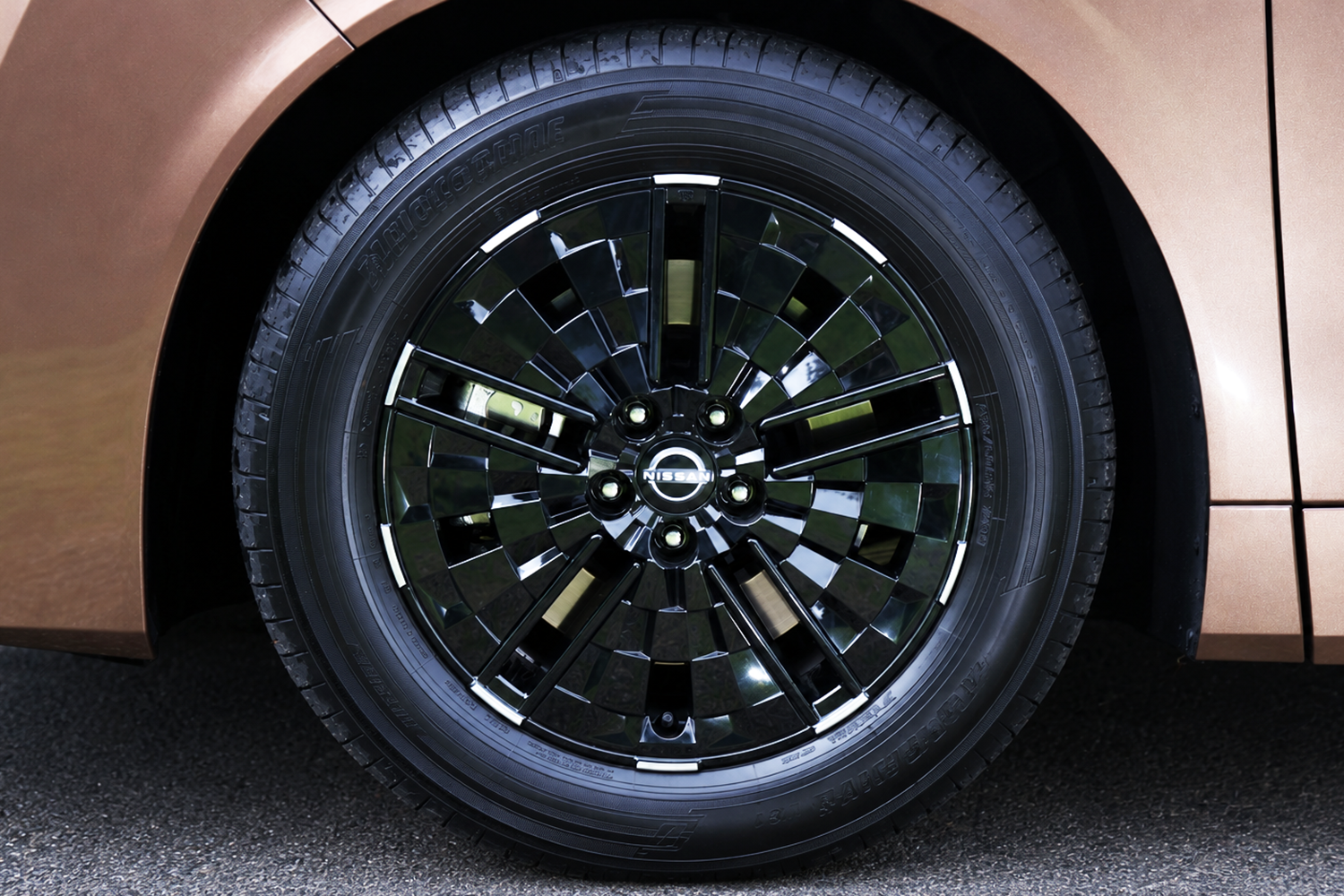 ホイールサイズは235/60R18。最近流行りの空力も重視したエアロタイプ