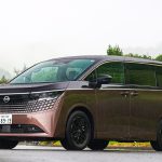 上下二段構えのヘッドライトなど、エルグランドらしさを感じるデザイン。全長=4995mm、全幅=1895mmと堂々たる存在感だ