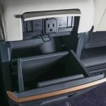 2列目足もとには1500Wの100Vコンセントと収納が用意されている