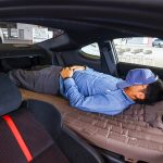 フロントシートを一番前まで出して、さらにシートバックを前に倒せば、なんと大人が足を伸ばして寝ることができる