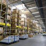 細かな消耗品からボディパネルやエンジン＆トランスミッションなどの大物までをエリアに分けてストックされている