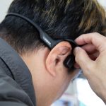 最新版となるAI骨伝導イヤホンは、音楽を聴きながら耳元で心拍もチェックするまったく新しい健康管理習慣となるガジェット