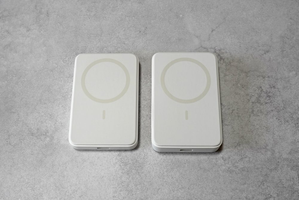 無印良品の「スマホスタンドにもなるモバイルバッテリー（マグネット式充電対応5000mAh）」と「スマホスタンドにもなるモバイルバッテリー（マグネット式充電対応10000mAh）」