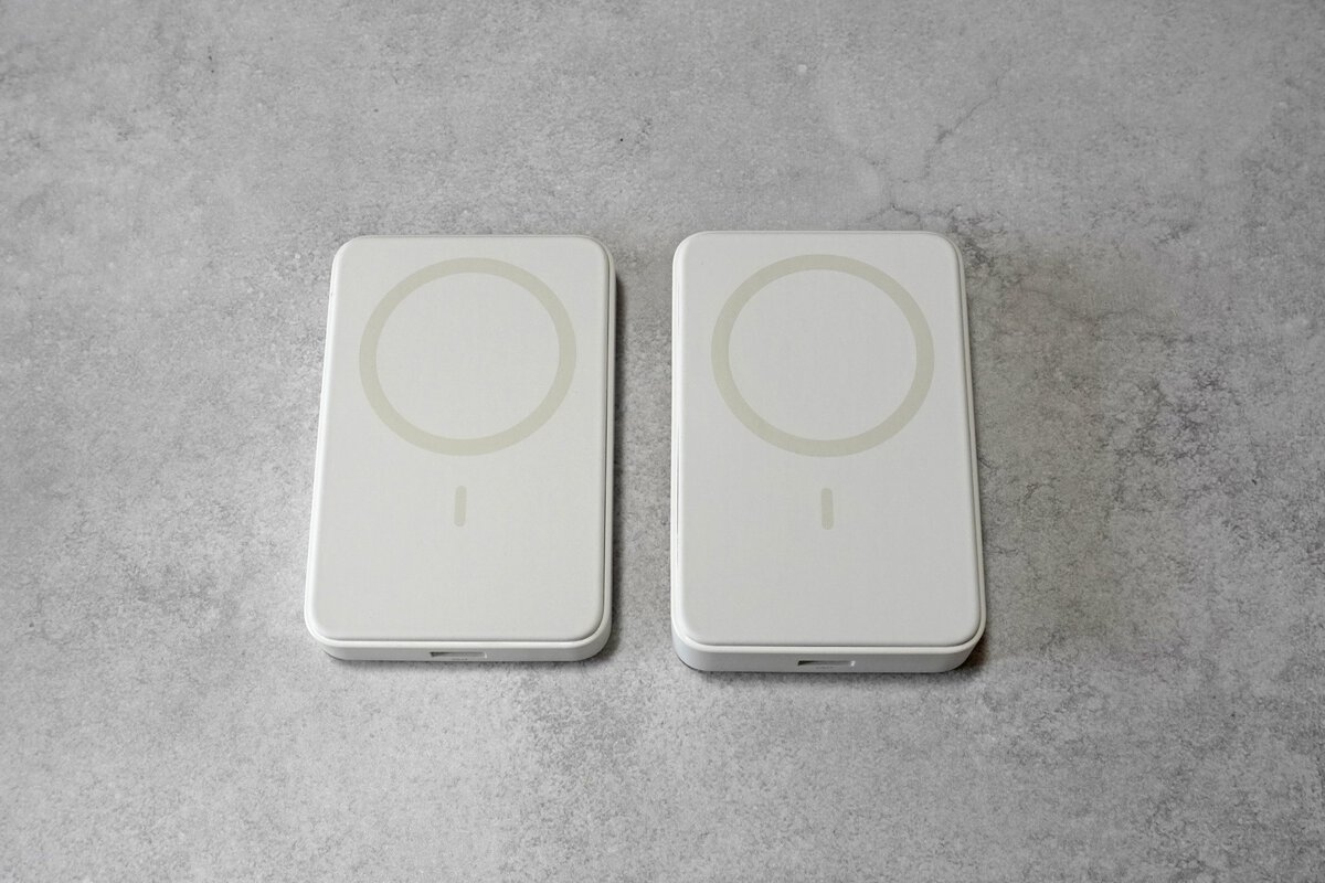 無印良品の「スマホスタンドにもなるモバイルバッテリー(マグネット式充電対応5000mAh)」と「スマホスタンドにもなるモバイルバッテリー(マグネット式充電対応10000mAh)」