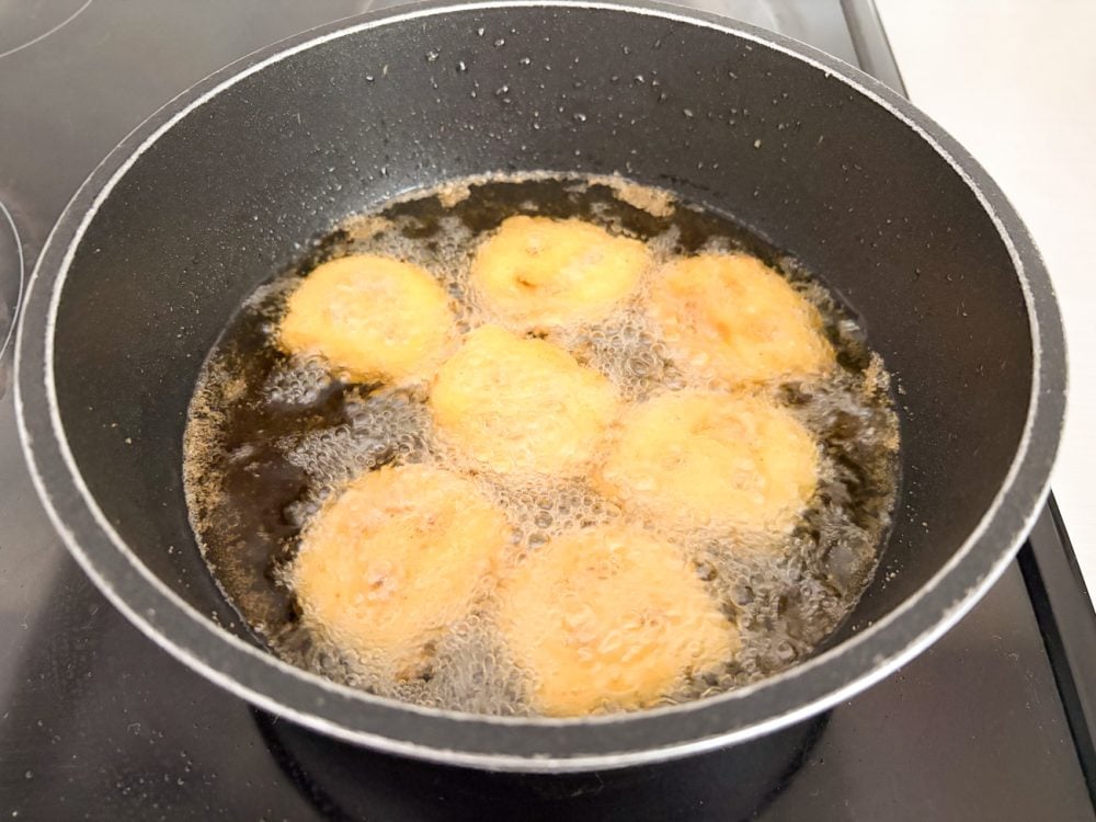 「ベアスマイルポテト」は薄型なので、少量の油で揚げ焼き調理も可能です