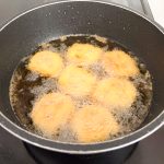 「ベアスマイルポテト」は薄型なので、少量の油で揚げ焼き調理も可能です