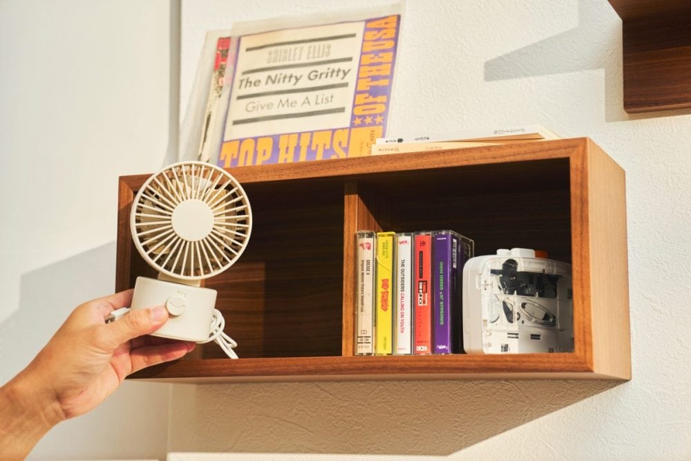 壁に付けられる家具箱　「存在感がありながら空間になじみやすいので部屋のアクセント的に設置して、お気に入りアイテムを飾っています」（小林さん）