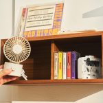 壁に付けられる家具箱　「存在感がありながら空間になじみやすいので部屋のアクセント的に設置して、お気に入りアイテムを飾っています」（小林さん）
