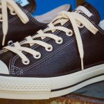 深みのあるブラックに、濃い生成りのテープとシューレースを組み合わせ、ヴィンテージ感のある表情に