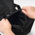 引き手から手を離すと自動的にロックがかかる特殊なファスナーを使用