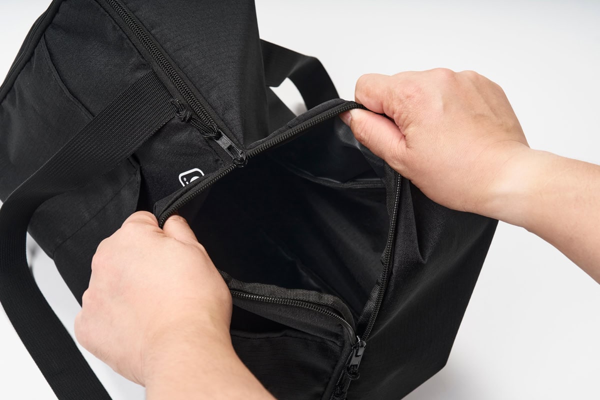 引き手から手を離すと自動的にロックがかかる特殊なファスナーを使用