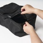 引き手から手を離すと自動的にロックがかかる特殊なファスナーを採用
