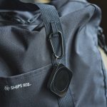 フロントのウェビングテープにワイヤレスイヤホンやモバイルバッテリーを装着すれば、街歩き仕様にアップデート