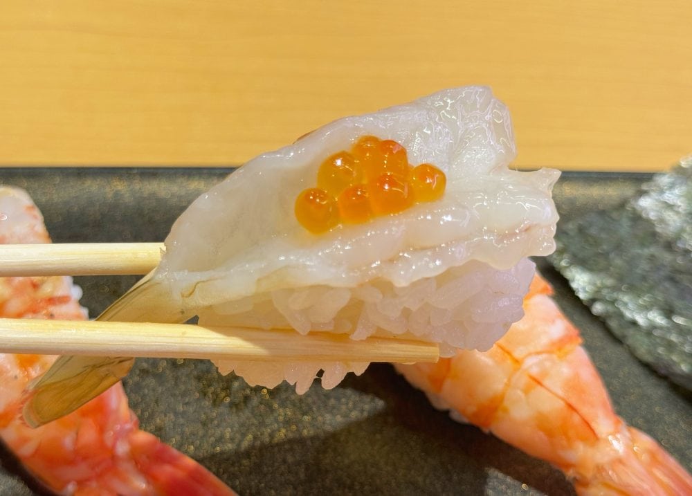 生の濃密な甘みにいくらのプチプチとした塩気が弾けて絶妙なアクセントに!