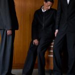 建築家・デザイナーのバックミンスター・フラーによる、三角形を組み合わせた「ジオデシック・ドーム」から着想を得た幾何学的なケージ構造