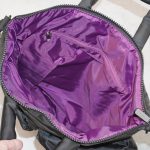 メイン収納が大きく開き、ものの出し入れ至便