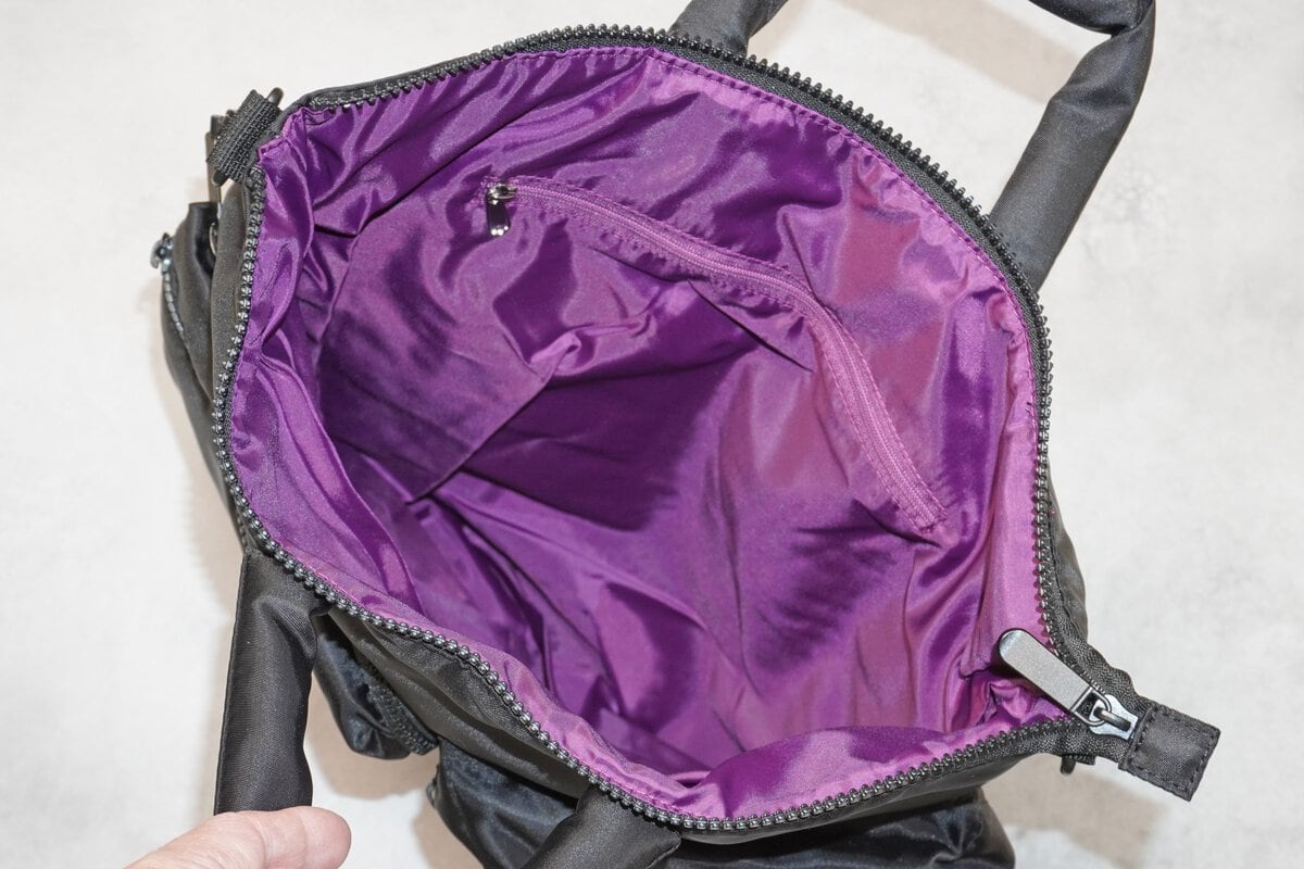 メイン収納が大きく開き、ものの出し入れ至便