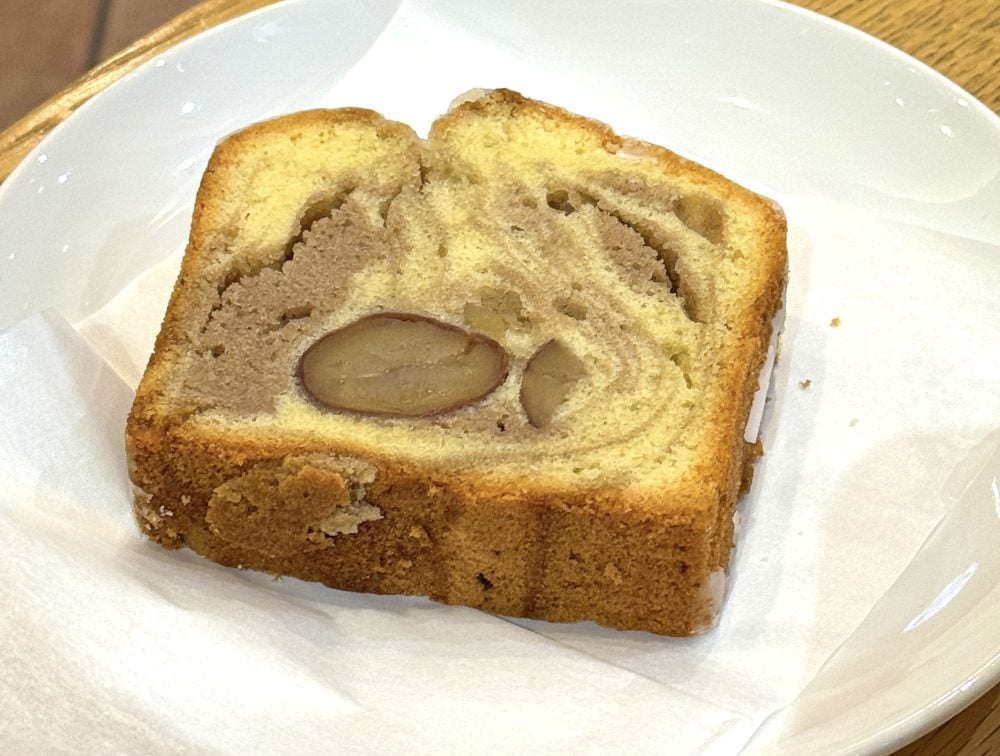 プレーン生地と甘栗のペースを練り込んだマロン記事をマーブル状に焼き上げています