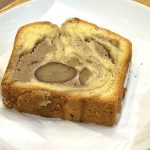 プレーン生地と甘栗のペースを練り込んだマロン記事をマーブル状に焼き上げています