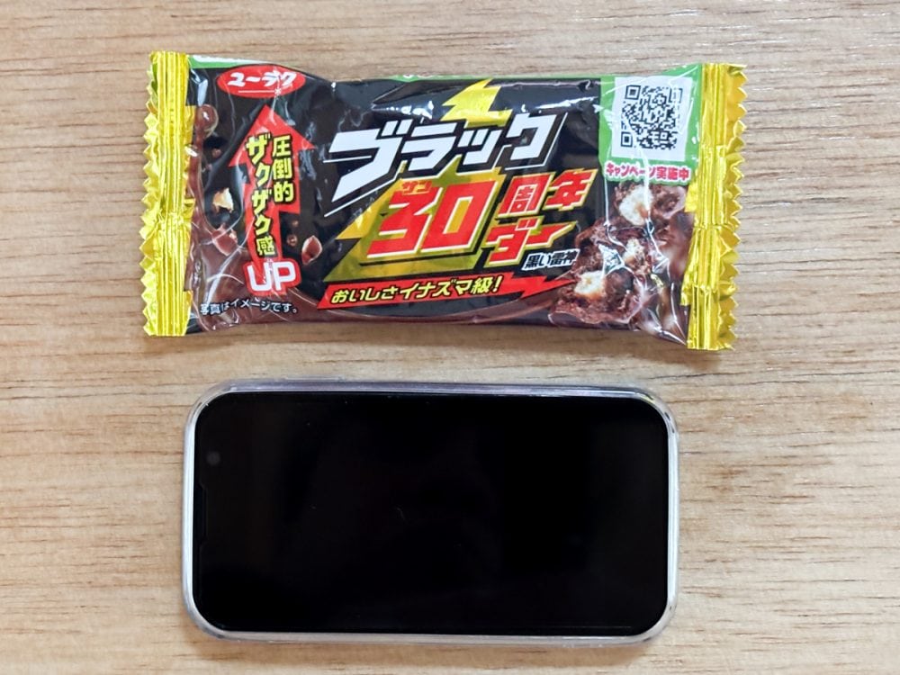 ブラックサンダーと同サイズ！ SNSで話題となっている超コンパクトスマホを試してみた！